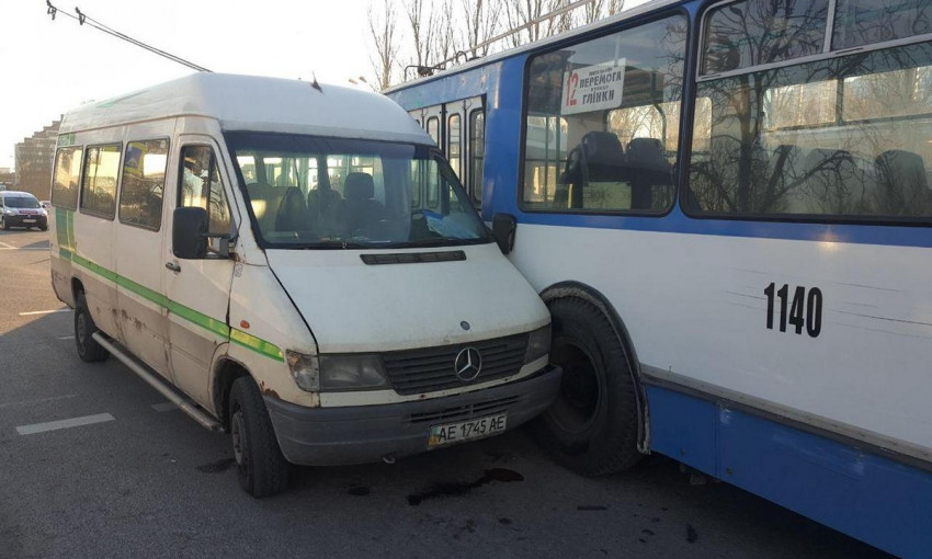ДТП в Днепре: на дороге столкнулись маршрутка и троллейбус 