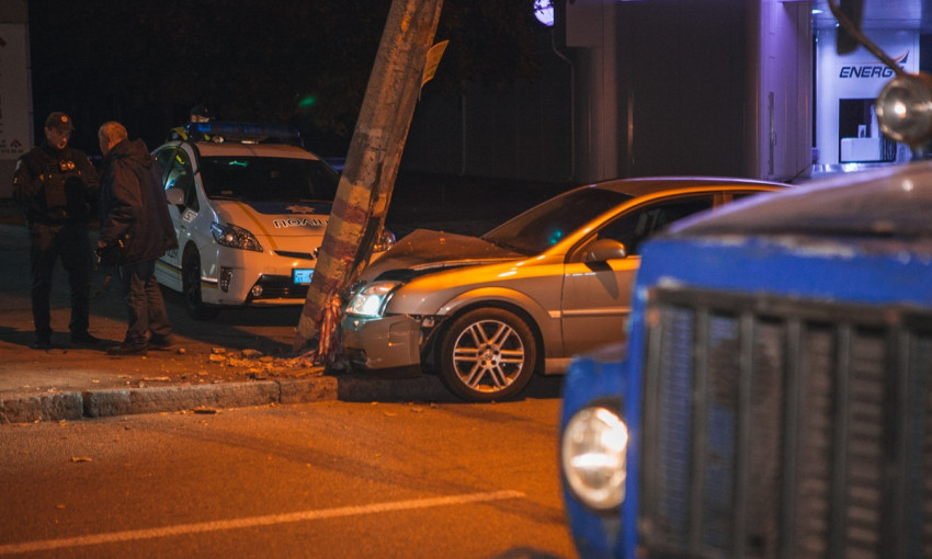 ДТП в Днепре: на проспекте Богдана Хмельницкого авто врезалось в столб