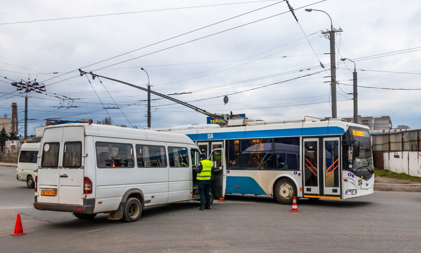 ДТП в Днепре: на улице Янтарной столкнулись маршрутка и «Москвич»