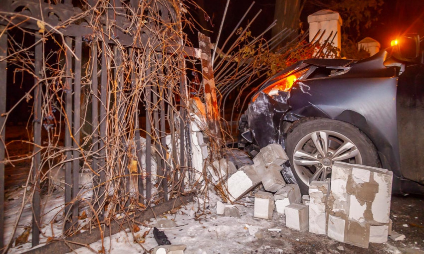 ДТП в Днепре: автомобиль протаранил забор 