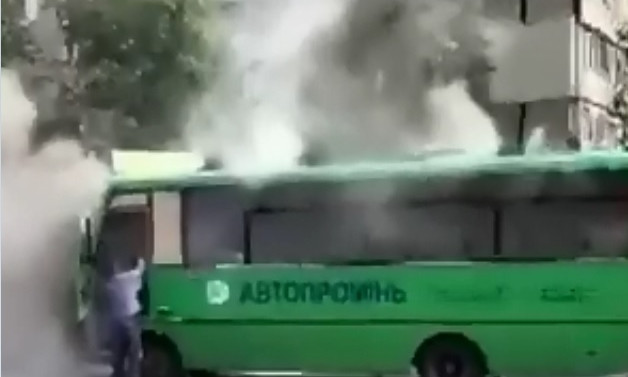Пожар в Днепре: на проспекте Героев загорелась маршрутка