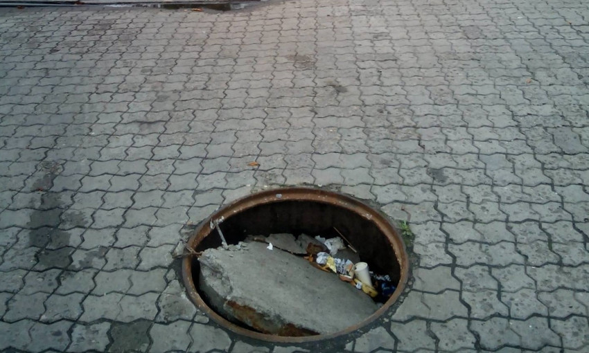 Активисты Днепра нашли открытый люк напротив Горсовета