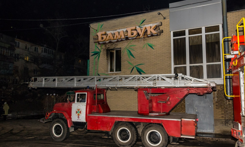 Пожар в Днепре: сотрудники ГСЧС тушили кафе 