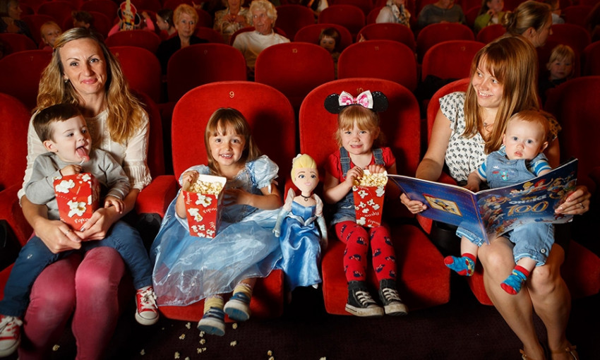 В Днепре запустили "тихие киносеансы" для мам с маленькими детьми