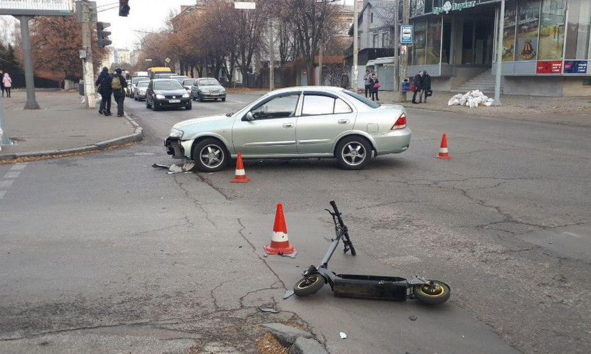 ДТП в Днепре: автомобиль сбил мужчину на электросамокате 