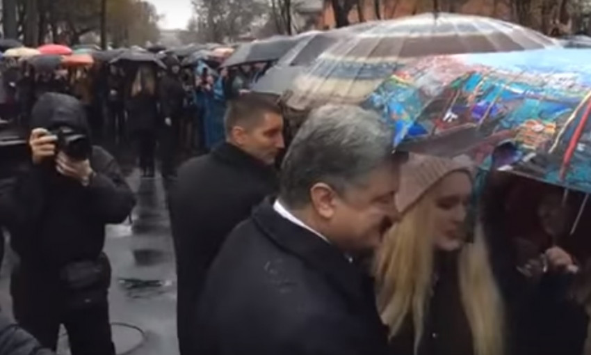 Курьез с зонтиком во время визита Петра Порошенко в Днепр