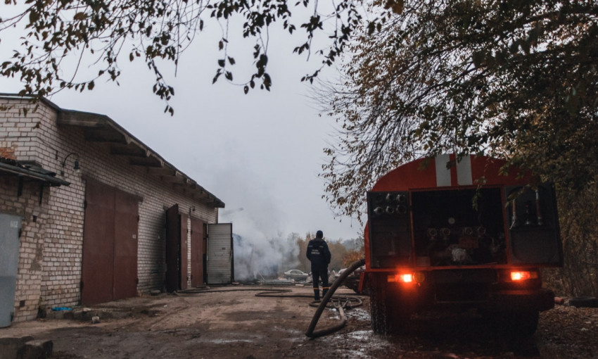 Пожар в Днепре: сотрудники ГСЧС тушили два гаража