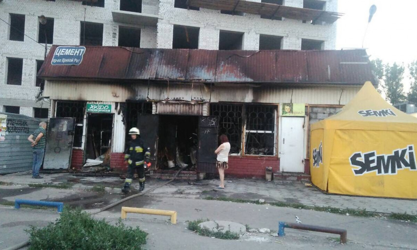 Пожар в Днепре: сотрудники ГСЧС тушили магазин