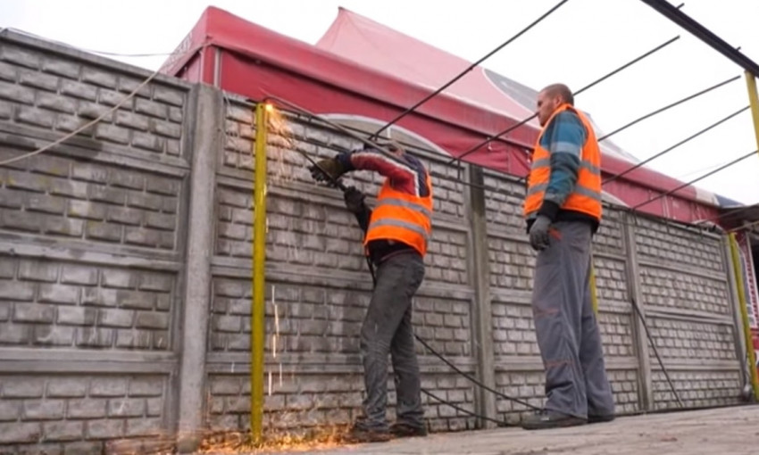 Днепр против МАФов: коммунальщики демонтировали незаконную "наливайку"