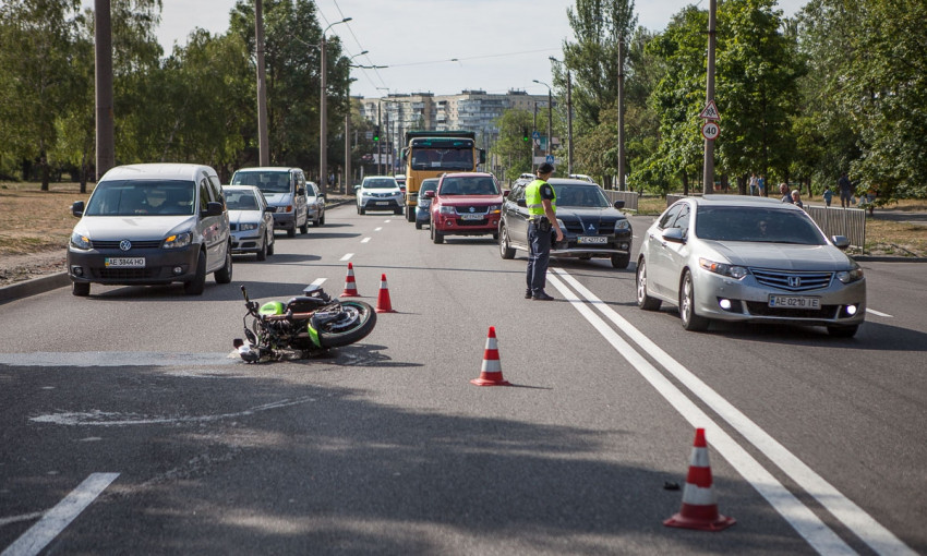 ДТП в Днепре: мотоцикл столкнулся с автомобилем 