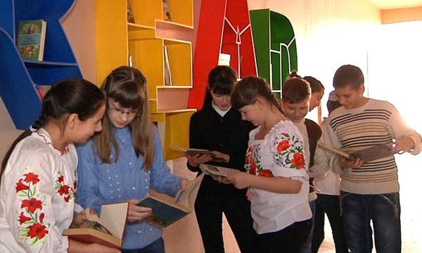 В ДнепрОГА помогли гимназии из Марганца создать уголок буккроссинга 