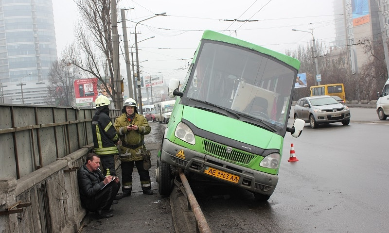 Подробности ДТП в Днепре: автобус чуть не упал с моста 