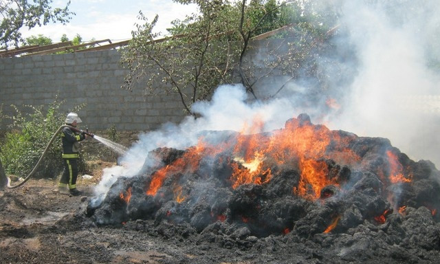 Пожар на Днепропетровщине: сотрудники ГСЧС тушили солому 