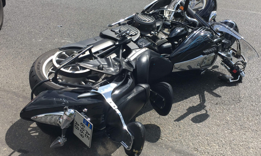 ДТП в Днепре: на Сичеславской Набережной столкнулись авто и мотоцикл 