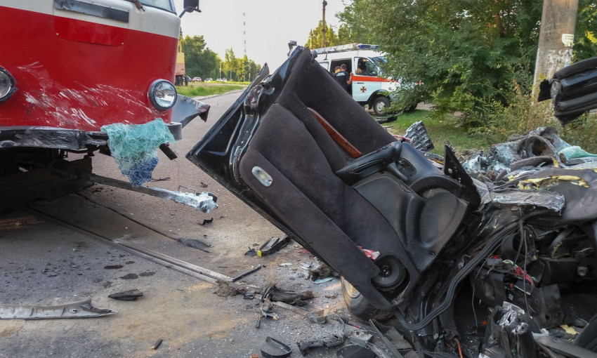 ДТП в Днепре: авто врезалось в трамвай