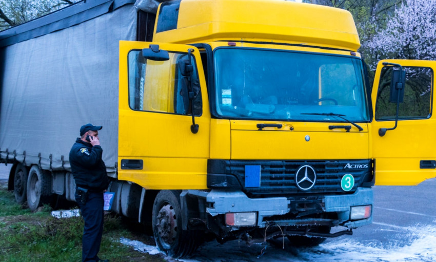 ДТП под Днепром: фура протаранила ограждение и пробила бензобак