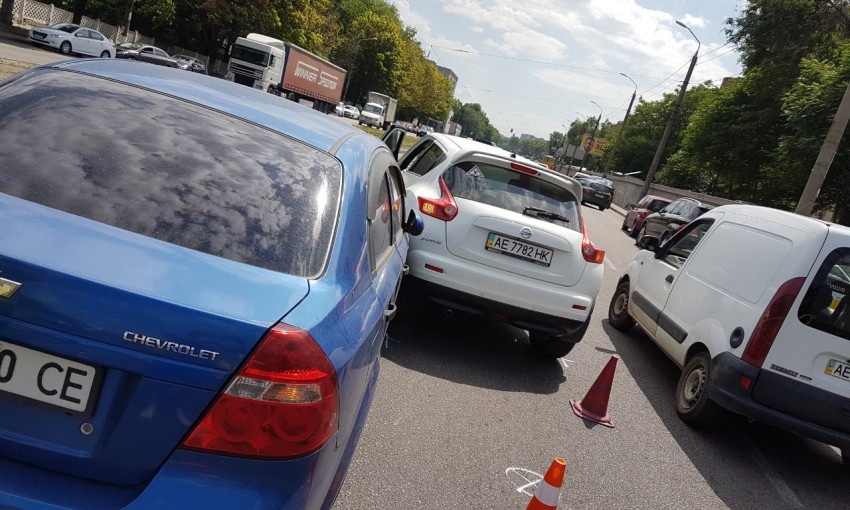 ДТП в Днепре:  на проспекте Хмельницкого столкнулись Nissan и Chevrolet