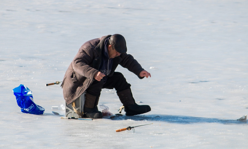 В Днепре рыбаки ловят рыбу на тающем льду