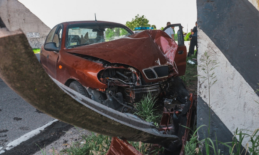 ДТП в Днепре: автомобиль врезался в бетонную опору
