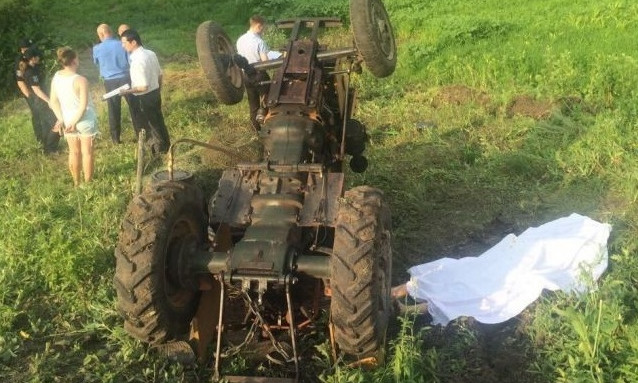 На Днипровщине на тракториста упал трактор