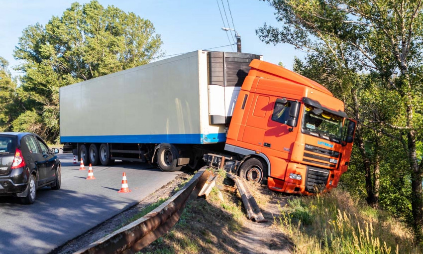 ДТП в Днепре: на Самарском мосту грузовик съехал в кювет