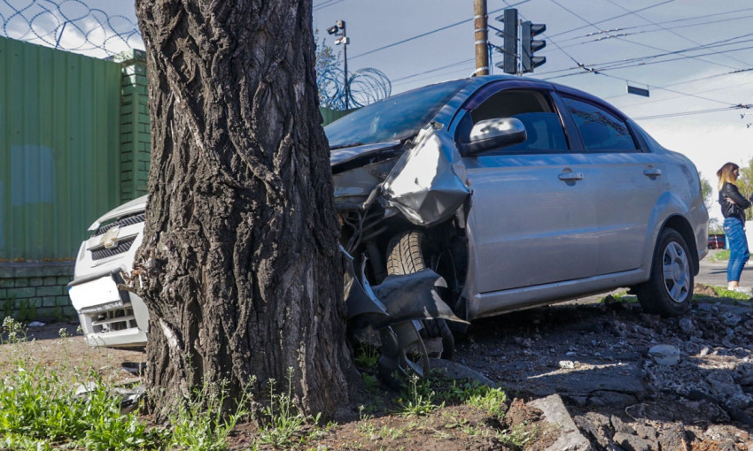 ДТП в Днепре: автомобиль протаранил дерево