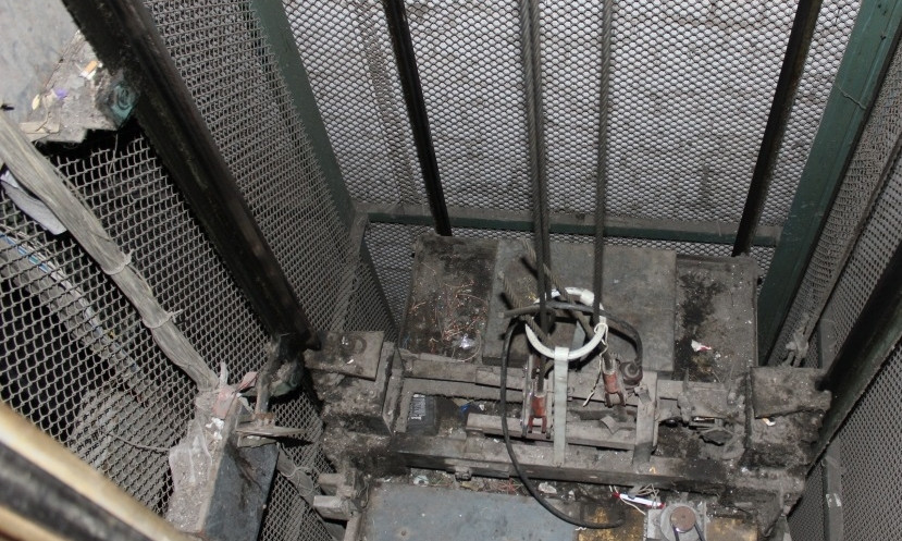Похитители металлолома в Днепре воруют лифтовое оборудование