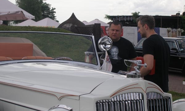 Борис Филатов побывал на выставке старинных авто