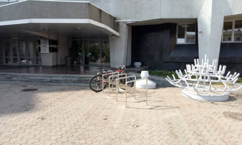 Возле городского совета Днепра появилась парковка для велосипедов 