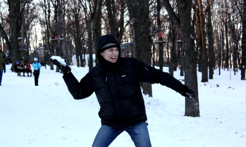 Днепряне устроили в парке Шевченко снежную баталию 
