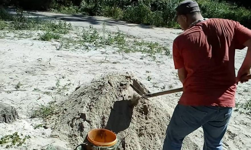 Житель Днепропетровщины воровал песок на пляже 