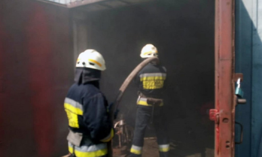 Пожар в Днепре: сотрудники ГСЧС тушили научно-производственную фирму 