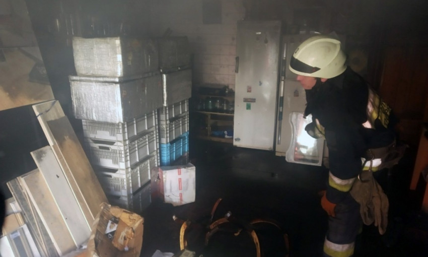 Пожар в Днепре: сотрудники ГСЧС тушили гараж