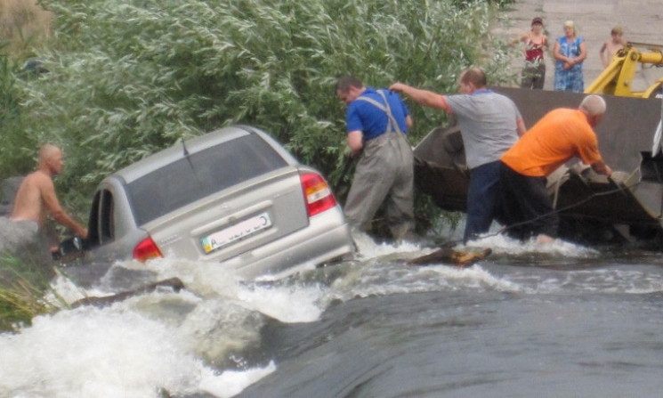 На Днепропетровщине автомобиль унесло течением в реку 