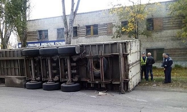 На Днепропетровщине опрокинулся грузовик 