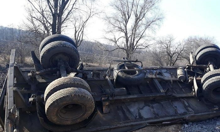 ДТП на Днепропетровщине: на трассе перевернулся грузовик