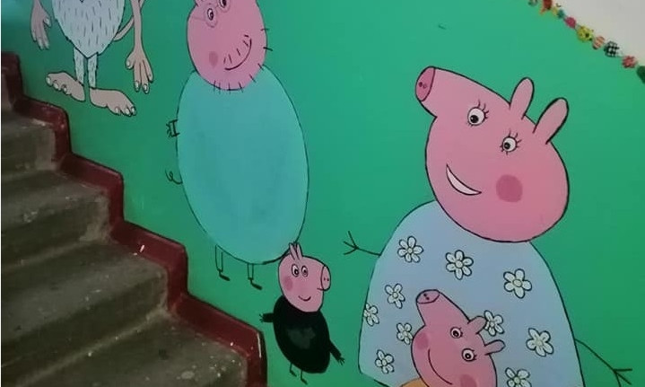 Жительница Приднепровска украсила подъезд персонажами мультфильмов 
