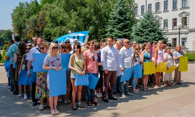 Жители Днепра создали "живую" Конституцию Украины