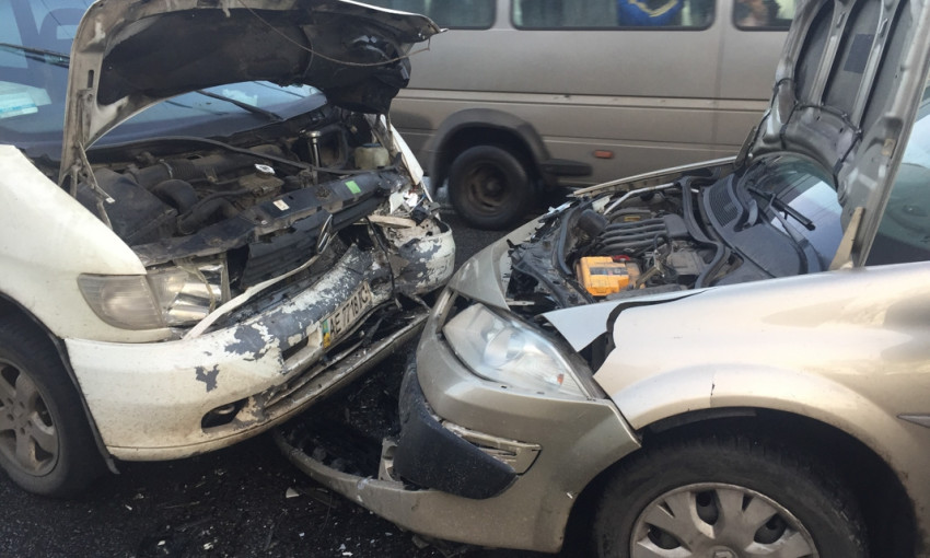 ДТП в Днепре: на дороге столкнулись Renault и Mercedes