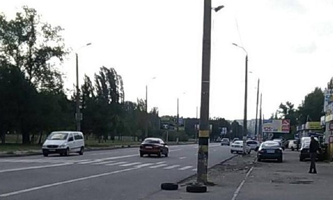 В Днепре пропадают дорожные знаки на Набережной Победы 