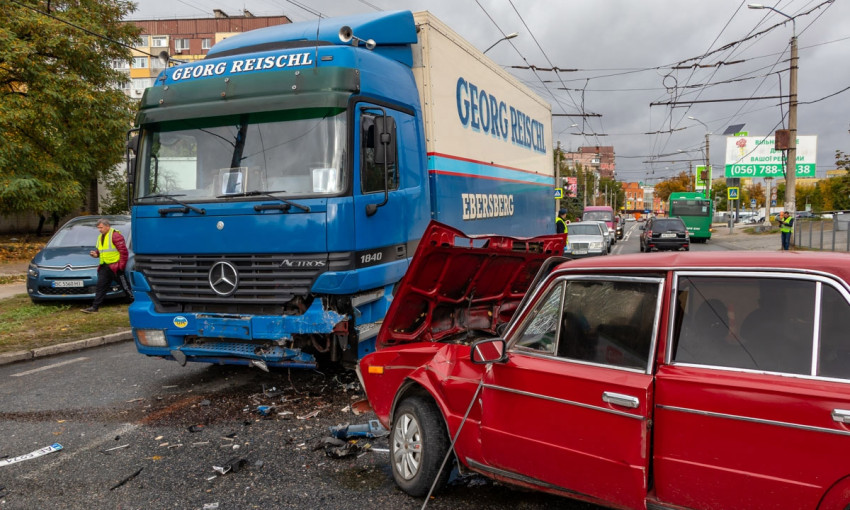 ДТП в Днепре: на Березинке ВАЗ столкнулся с грузовиком 