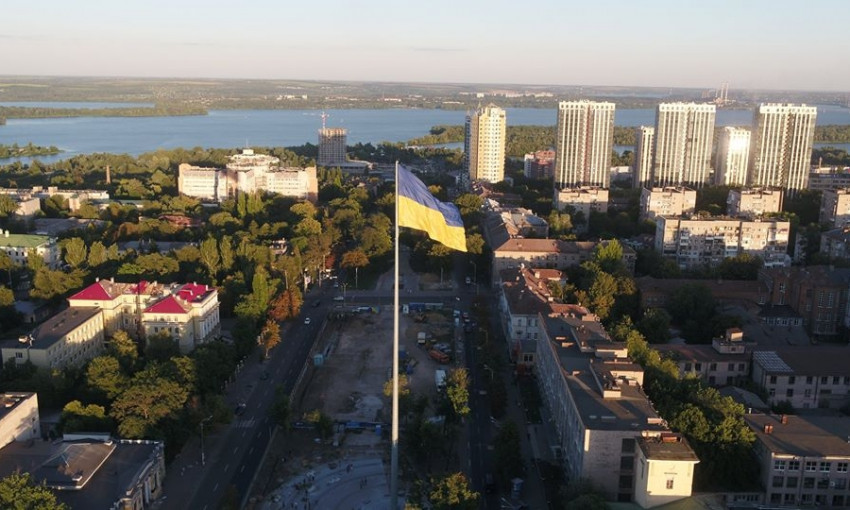 Патриотический Днепр: на 72-метровом флагштоке подняли флаг Украины
