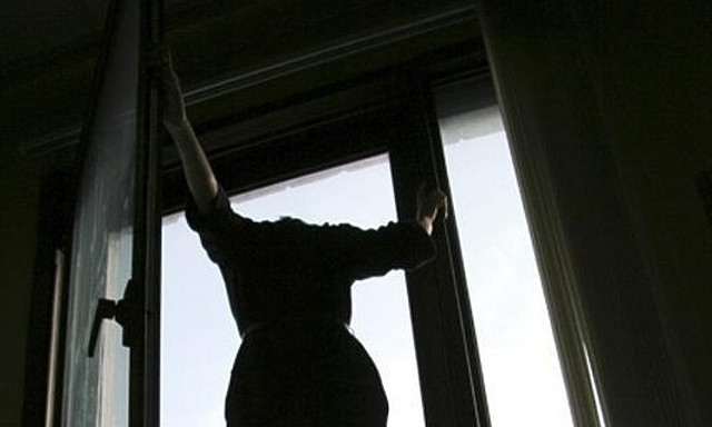 ЧП на Днепропетровщине: 23-летняя девушка выпрыгнула из окна