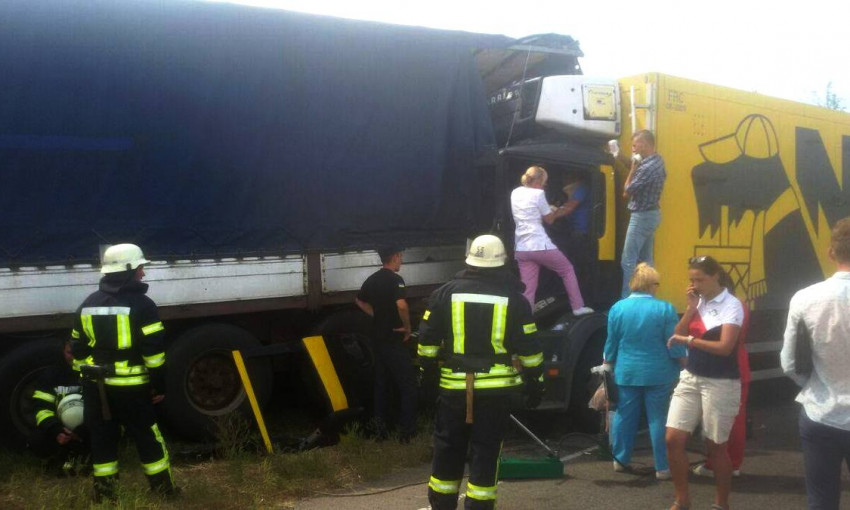ДТП на Полтавском шоссе: столкнулись две фуры