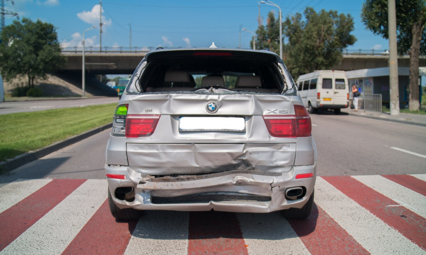 ДТП в Днепре: на Набережной Заводской столкнулись два авто 
