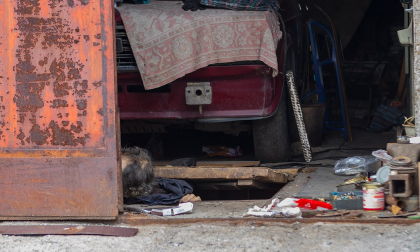 ЧП в Днепре: мужчину насмерть придавило плитой в гараже