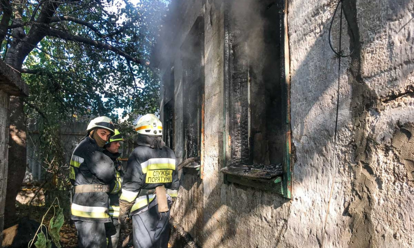 Пожар в Днепре: сотрудники ГСЧС тушили частный дом 