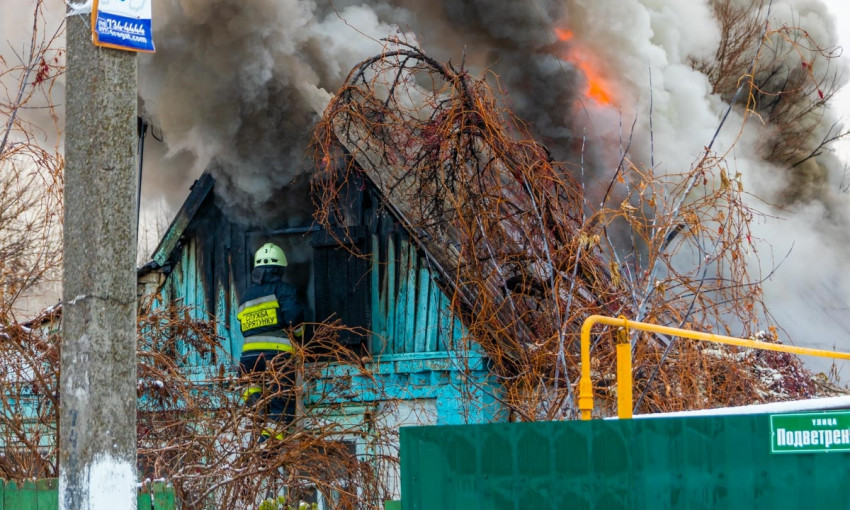 Пожар в Днепре: сотрудники ГСЧС тушили дом