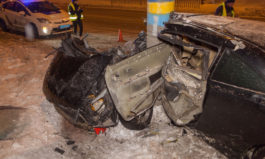 ДТП в Днепре: автомобиль врезался в столб