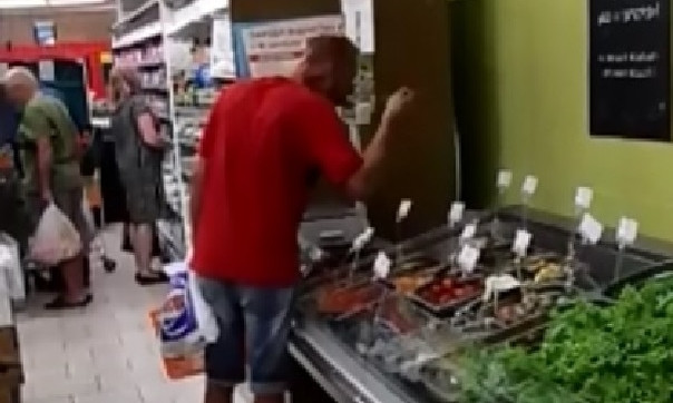 В супермаркете Днепра мужчина пообедал соленьями из лотков